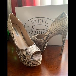 Steve Madden snake open toe platform 👠
